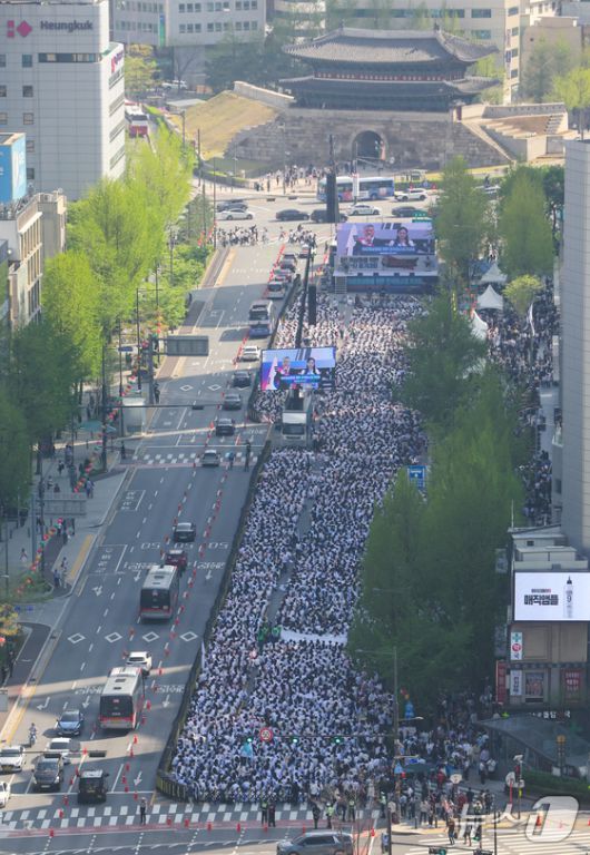 20일 서울 중구 숭례문 일대에서 '의료정상화를 위한 전국의사궐기대회'가 열리고 있다. 2025.4.20/뉴스1 허경 기자