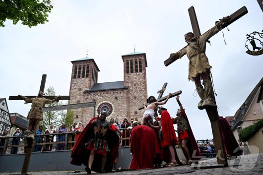 18일(현지시간) 독일 서부 벤하임에서 배우와 관객들이 예수 그리스도의 십자가 처형 재현 행사에 참여하고 있다. ⓒ AFP=뉴스1
