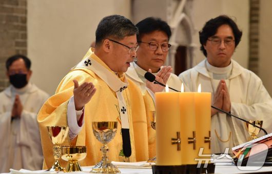 부활절인 20일 천주교 서울대교구 주교좌인 명동성당에서 정순택 대주교가 '주님 부활대축일 미사'를 집전하고 있다.2025.4.20/뉴스1 ⓒ News1 사진공동취재단