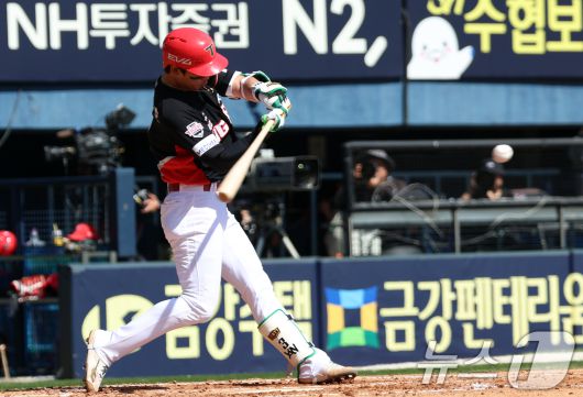 20일 오후 서울 송파구 잠실야구장에서 열린 '2025 신한 SOL뱅크 KBO 리그' 기아 타이거즈와 두산 베어스의 경기에서 3회초 기아 공격, 1사 상황, 박찬호가 2루타를 치고 있다. 2025.4.20/뉴스1 ⓒ News1 김명섭 기자