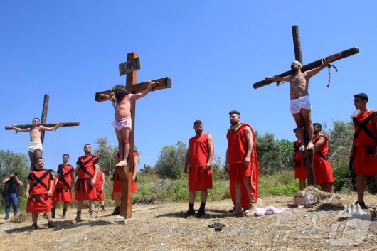 18일(현지시간) 레바논의 해안 도시 시돈 동쪽의 크라예 마을에서 남성들이 예수 그리스도의 십자가 처형 장면을 재연하고 있다. ⓒ AFP=뉴스1