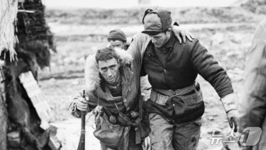 가평전투 직후 부상 동료 부축해 이동하는 고 윌리엄 크라이슬러(오른쪽) 참전용사. (주한캐나다대사관 제공)