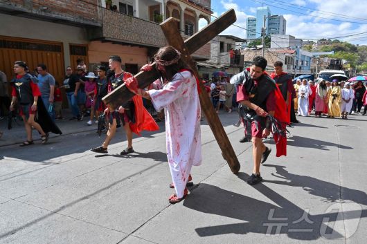 18일(현지시간) 온두라스 테구시갈파에서에서 열린 성금요일 행사에서 예수의 십자가의 길이 재연되고 있다.ⓒ AFP=뉴스1