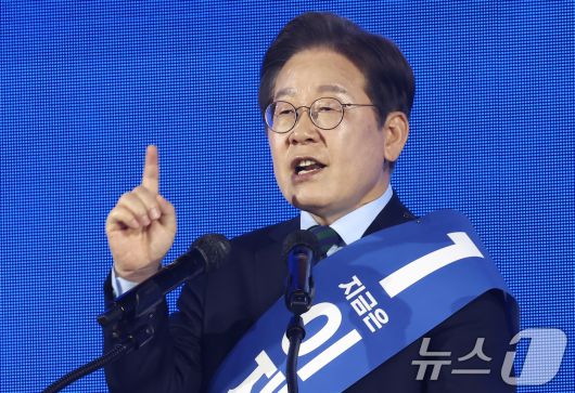 이재명 더불어민주당 대선 경선 후보가 19일 충북 청주체육관에서 열린 제21대 대통령선거 후보자 선출을 위한 충청권 합동연설회에서 정견발표를 하고 있다. 2025.4.19/뉴스1 ⓒ News1 김민지 기자