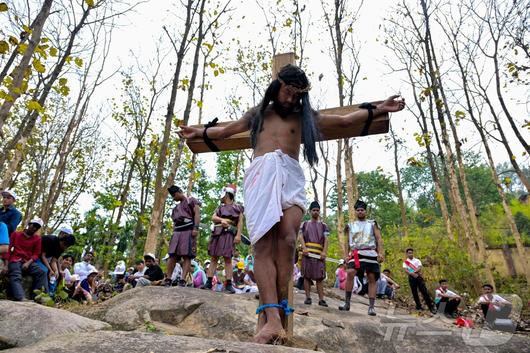 18일(현지시간) 인도 구와하티에서 한 기독교인이 성금요일을 맞아 예수 그리스도의 십자가 처형을 재연하고 있다. ⓒ AFP=뉴스1