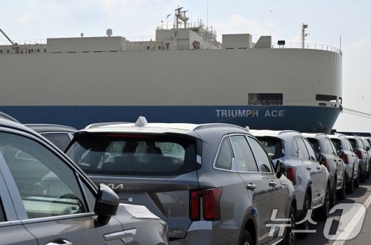 도널드 트럼프 미국 대통령의 상호관세 발표를 앞둔 지난달 31일 경기 평택시 포승읍 현대글로비스 평택국제터미널 동부두에 선적을 기다리는 수출용 차량들이 늘어서 있다. 2025.3.31/뉴스1 ⓒ News1 경기사진공동취재단