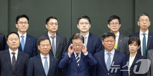 이재명 더불어민주당 경선 후보가 21일 오전 서울 여의도 금융투자협회에서 열린 자본시장 활성화를 위한 정책간담회에서 기념촬영에 앞서 안경을 고쳐쓰고 있다. 2025.4.21/뉴스1 ⓒ News1 이재명 기자