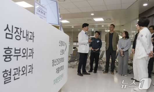 박진식 혜원의료재단 세종병원그룹 이사장이 인천세종병원 내 심뇌혈관센터를 소개하고 있다.(보건복지부 제공)