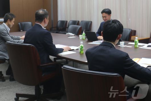 일본 도쿄에서 일본신탁협회 관계자들과 만나 초고령화 사회의 금융사들의 대응과 관련해 인터뷰를 진행하는 모습. 2025.4.3 / 뉴스1 ⓒ News1 김근욱 기자