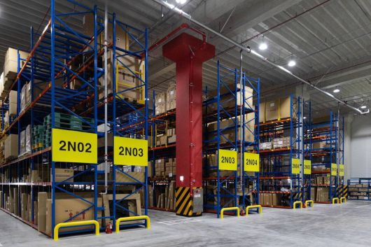 17일 경기 시흥의 한국토요타자동차 부품물류센터 내 팰릿 랙 구역. 팰릿 랙에는 대형 부품이 주로 보관된다. 지게차를 이용해 운반하기 때문에 도보 작업자의 구역 출입이 제한된다(한국토요타자동차 제공). 2025.04.17.