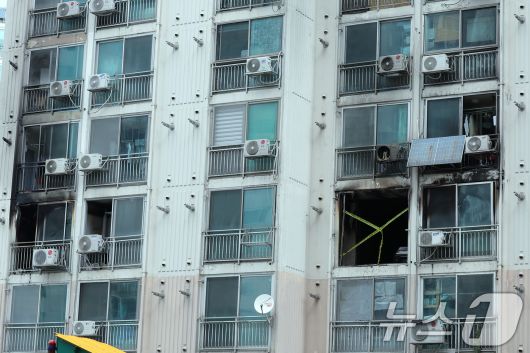 21일 서울 관악구 봉천동의 한 아파트에서 화재가 발생, 진화 작업 후 현장이 검게 그을려 있다. 2025.4.21/뉴스1 ⓒ News1 박정호 기자