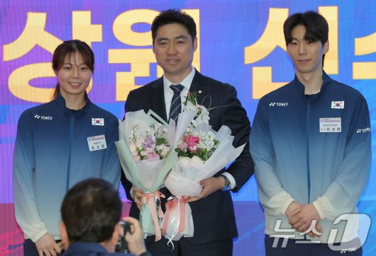 김동문 대한배드민턴협회장이 21일 오후 서울 송파구 올림픽파크텔 올림피아홀에서 열린 대한배드민턴협회 제32대 회장 취임식에서 국가대표 이상원, 김소영 선수에게 축하 꽃다발을 받은 후 기념 촬영을 하고 있다. ⓒ News1 박정호 기자