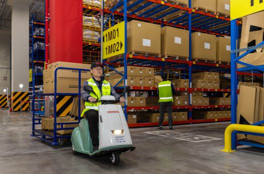 17일 경기 시흥의 한국토요타자동차 부품물류센터에서 작업자가 전동 운반장치 '구루루'를 이용해 부품을 운반하고 있는 모습(한국토요타자동차 제공). 2025.04.17.