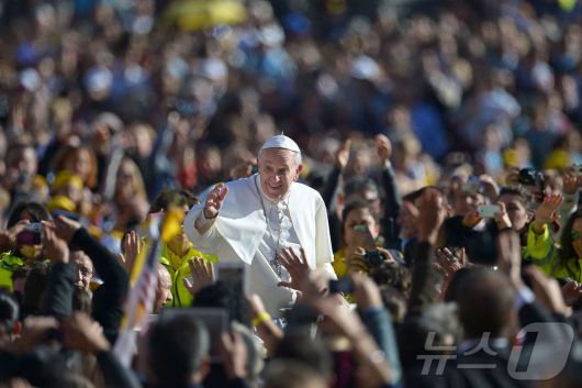 프란치스코 교황이 21일(현지시간) 선종했다. 향년 88세. 사진은 교황이 2013년 11월 6일 바티칸 성 베드로 광장에서 열린 일반 알현에서 신자들에게 인사하는 모습. ⓒ AFP=뉴스1 ⓒ News1 최종일 선임기자
