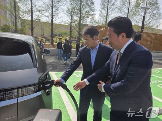 21일 경기 고양 킨텍스 제2전시장 앞에서 열린 '전기차 집중형 급속충전소 개소식'에서 이동환 고양특례시장(왼쪽)과 유대원 브라이트에너지파트너스 전기차충전사업부문 대표가 충전 시설을 직접 시연하고 있다. 2025.4.21/뉴스1 ⓒ 뉴스1 장시온 기자