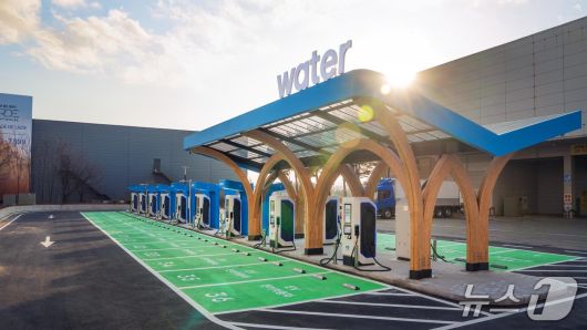 워터가 경기 고양 킨텍스 제2전시장에 연 국내 최대 규모 옥외 전기차 급속 충전소 (브라이트에너지파트너스 제공)