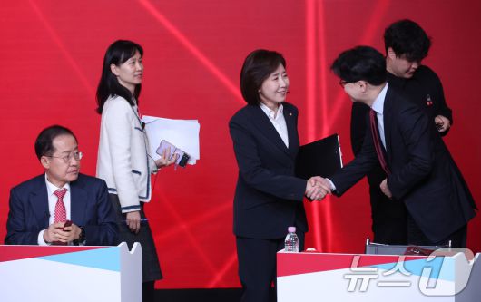 나경원(가운데),한동훈 국민의힘 대선 경선 후보가 20일 오후 서울 강서구 ASSA아트홀에서 열린 제21대 대통령 후보자 1차 경선 B조 토론회에서 인사나누고 있는 모습을  홍준표 후보가 바라보고 있다. 2025.4.20/뉴스1 ⓒ News1 국회사진취재단