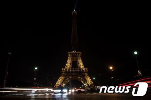 파리의 에펠탑이 불을 끈 모습이 보인다. ⓒ AFP=뉴스1 ⓒ News1 우동명 기자