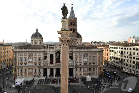 산타 마리아 마조레 대성당. 21일(현지시간) 선종한 프란치스코 교황은 이례적으로 성 베드로 대성당이 아닌 산타 마리아 마조레 대성당에 묻히기를 원했다. ⓒ AFP=뉴스1 ⓒ News1 김예슬 기자
