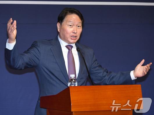 최태원 대한상공회의소 회장이 22일 서울 여의도 국회 사랑재에서 열린 국회 미래산업포럼 발족식에서 강연을 하고 있다.(공동취재)2025.4.22/뉴스1 ⓒ News1 안은나 기자