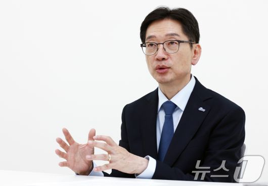 김경수 더불어민주당 대선 경선 후보가 21일 서울 영등포구 선거사무소에서 뉴스1과 인터뷰를 하고 있다. 2025.4.21/뉴스1 ⓒ News1 김민지 기자