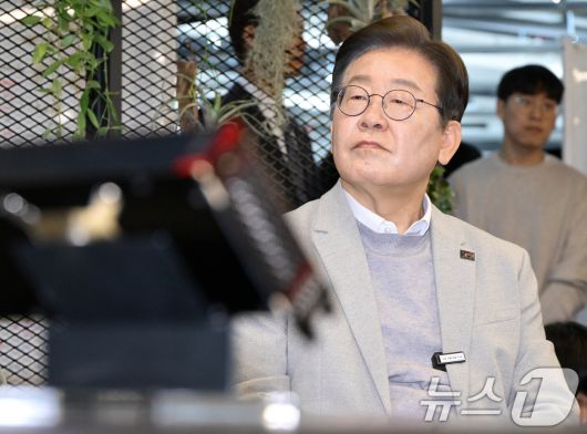 이재명 더불어민주당 대선 예비후보가 14일 서울 강남구 퓨리오사AI에서 백준호 퓨리오사AI 대표의 기술소개를 듣고 있다. 2025.4.14/뉴스1 ⓒ News1 국회사진취재단