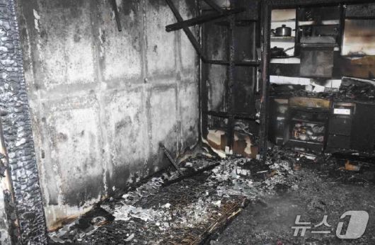 21일 오전 8시 17분쯤 서울 관악구 봉천동의 한 아파트에서 발생한 화재로 아파트 내부가 검게 그을렸다. (이만희 의원실 제공)