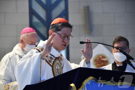 루이스 안토니오 타글레 추기경이 바레인 아왈리에서 미사를 집전하는 모습. 2021.12.10 ⓒ 로이터=뉴스1 ⓒ News1 박우영 기자