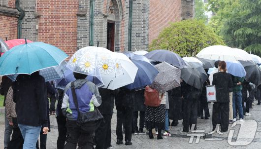 22일 오후 서울 중구 명동성당에서 프란치스코 교황을 추모하려는 천주교 신자들이 긴 줄을 서고 있다. 2025.4.22/뉴스1 ⓒ News1 장수영 기자