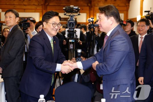 우원식 국회의장(왼쪽), 최태원 SK 회장이 22일 서울 여의도 국회 사랑재에서 열린 국회미래산업포럼 발족식에 참석해 인사하고 있다. 2025.4.22/뉴스1 ⓒ News1 안은나 기자