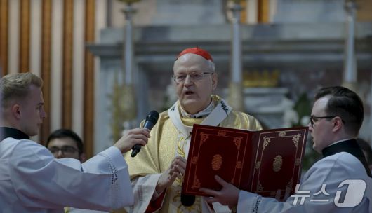 페테르 에르되 추기경이 미사를 집전하는 모습. (유튜브 'Kardinális' 갈무리)