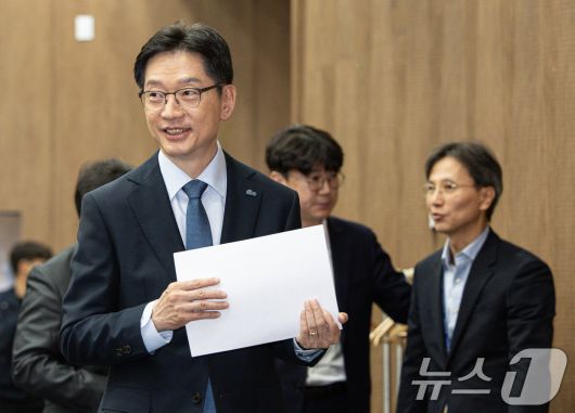김경수 더불어민주당 경선 후보가 21일 오전 서울 여의도 국회 소통관에서 열린 교육·사회·정치·외교·안보·국방 분야 2차 정책발표에 참석하고 있다. 2025.4.21/뉴스1 ⓒ News1 이재명 기자