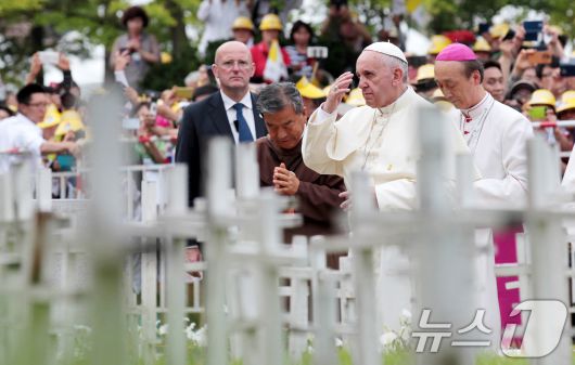 프란치스코 교황이 충북 음성군 꽃동네를 방문, 낙태된 아이들을 기억하는 태아동산에서 성호를 긋고 있다. (사진공동취재단) 2014.8.16/뉴스1 ⓒ News1 송원영 기자