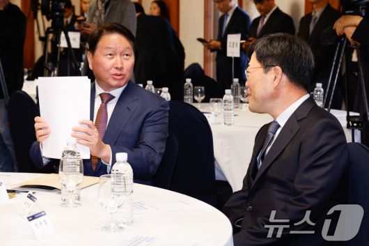 최태원 대한상공회의소 회장(왼쪽)과 김기식 국회미래연구원장이 22일 서울 여의도 국회 사랑재에서 열린 국회 미래산업포럼 발족식에서 대화하고 있다. 2025.4.22/뉴스1 ⓒ News1 안은나 기자