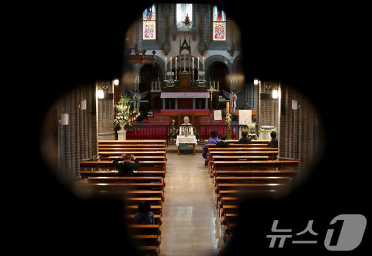 22일 오후 대구 중구 천주교대구대교구 주교좌계산대성당에 마련된 프란치스코 교황 분향소를 찾은 신자들이 프란치스코 교황을 추모하고 있다. 2025.4.22/뉴스1 ⓒ News1 공정식 기자