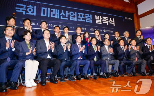 우원식 국회의장과 주호영 국회부의장, 박찬대 더불어민주당 대표 직무대행 겸 원내대표, 최태원 SK 회장, 김기식 국회미래연구원장을 비롯한 여야 의원 등이 22일 서울 여의도 국회 사랑재에서 열린 국회미래산업포럼 발족식에 참석해 기념 촬영하고 있다. 2025.4.22/뉴스1 ⓒ News1 안은나 기자