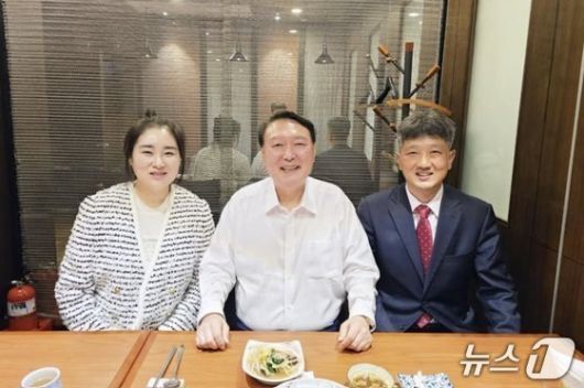 윤석열 전 대통령이 지난 19일 배의철 변호사, 김계리 변호사와 함께 식사 자리를 가진 모습. (김계리 변호사 사회관계망서비스 갈무리) 2025.4.21/뉴스1