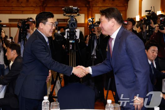 박찬대 더불어민주당 대표 직무대행 겸 원내대표(왼쪽), 최태원 SK 회장이 22일 서울 여의도 국회 사랑재에서 열린 국회미래산업포럼 발족식에 참석해 인사하고 있다. 2025.4.22/뉴스1 ⓒ News1 안은나 기자