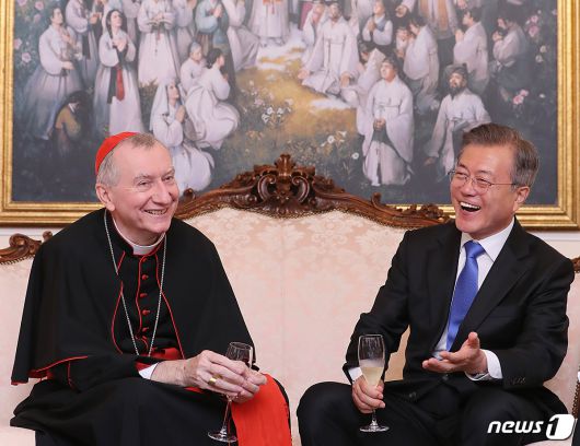 2018년 문재인 당시 대통령이 이탈리아 로마 주교황청대사 관저에서 교황청 피에트로 파롤린 국무원장(추기경)과 만찬에 앞서 환담하고 있다. (청와대 제공)