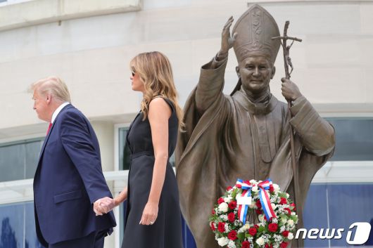 도널드 트럼프 미국 대통령과 부인 멜라니아 여사가 2일(현지시간) 워싱턴 백악관 인근의 천주교 시설인 세인트 존 폴 2세 국립 성지의 교황 동상을 떠나고 있다. ⓒ 로이터=뉴스1 ⓒ News1 우동명 기자
