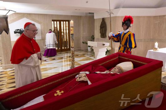 교황청이 22일(현지시간) 관 속에 누워있는 프란치스코 교황의 모습을 공개했다. 2025.4.25./뉴스1 ⓒ AFP=뉴스1 ⓒ News1 이창규 기자