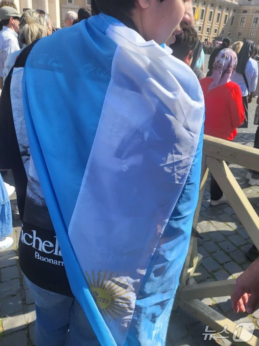 성 베드로 광장에서 만난 프란치스코 교황 모국인 아르헨티나 출신의 소년 페드로(가명•14)가 아르헨티나 국기를 두른 모습 ⓒ News1 김지완 기자