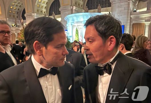 정용진 신세계그룹 회장이 지난 1월 20일(현지시간) 열린 스타라이트 무도회에서 트럼프 행정부 내각 인사 중 최초로 상원 인준을 통과한 마크 루비오 국무장관과 담소를 나누고 있다. (신세계그룹 제공) 2025.1.21/뉴스1