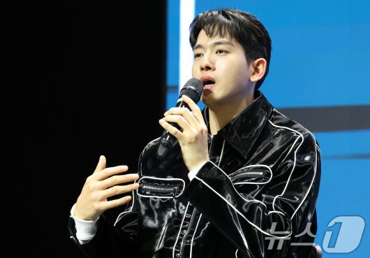 가수 류필립이 23일 오후 서울 마포구 홍대 H-STAGE에서 열린 '2025 K-POP WEEK in HONGDAE'기자간담회에 참석해 인사말을 하고 있다. 'K팝 위크 인 홍대'는 대형 공연장이 아닌 홍대 인근 여러 소극장에서 팬들과 아티스트가 더 가깝게 호흡하고 교감할 기회를 제공할 예정이다. 2025.4.23/뉴스1 ⓒ News1 권현진 기자