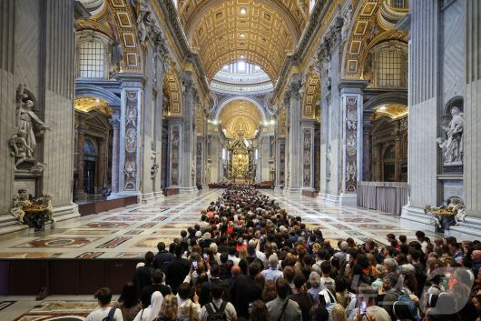 23일(현지시간) 프란치스코 교황의 관이 안치된 바티칸 성 베드로 대성당에서 신자들이 조문을 위해 길게 줄지어 서 있다. 2025.4.23 ⓒ 로이터=뉴스1