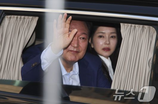 윤석열 전 대통령이 11일 오후 서울 용산구 대통령관저에서 나와 지지자들 향해 손 인사를 하고 있다. 사진 오른쪽은 부인 김건희 여사.(공동취재) 2025.4.11/뉴스1 ⓒ News1 김성진 기자