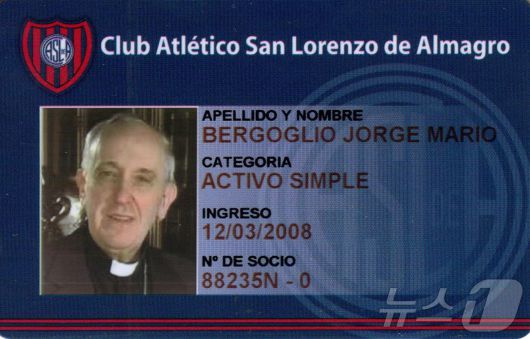 프란치스코 교황이 21일(현지시간) 선종했다. 향년 88세. 사진은 아르헨티나 부에노스 아이레스의 보에도 지구를 연고로 하는 축구 클럽 '클루브 아틀레티코 산로렌소 데 알마그로(CASLA)'가 공개한 아르헨티나 추기경 호르헤 마리오 베르고글리오의 클럽 회원 등록증이다. 교황은 어린 시절부터 산로렌소의 팬이었다. 베르골리오는 2013년 3월 13일 교황으로 선출됐다. ⓒ AFP=뉴스1 ⓒ News1 최종일 선임기자