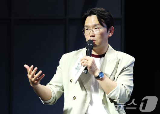 가수 윤형빈이 23일 오후 서울 마포구 홍대 H-STAGE에서 열린 '2025 K-POP WEEK in HONGDAE'기자간담회에 참석해 취재진 질문에 답하고 있다. 'K팝 위크 인 홍대'는 대형 공연장이 아닌 홍대 인근 여러 소극장에서 팬들과 아티스트가 더 가깝게 호흡하고 교감할 기회를 제공할 예정이다. 2025.4.23/뉴스1 ⓒ News1 권현진 기자