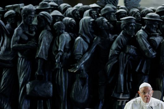 2023년 10월 19일(현지시간) 바티칸 성베드로광장의 '누구인지 알지 못하고 대접한 천사'(Angels Unaware) 앞에서 프란치스코 교황이 이민자와 난민을 위한 기도를 하고 있다. 2023.10.19 ⓒ 로이터=뉴스1 ⓒ News1 김지완 기자