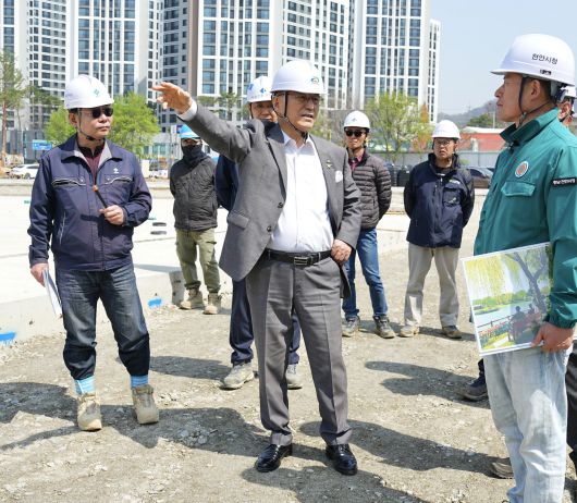 박상돈 전 천안시장이 선거겁 위반으로 당선이 무효가 되면서 지난 2022년 착공해 오는 6월 재개장을 앞둔 천안삼거리공원 재개발사업을 마무리하지 못하게 됐다. 천안삼거리공원 사업은 박 전 시장이 당선 후 추진한 사업 중 하나다. 사진은 지난 16일 현장 점검하는 모습.(천안시청 제공.재판매 및 DB금지)/뉴스1 )